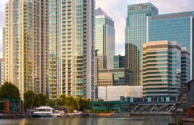 Londra, İngiltere - 7 Eylül, 2015: Canary Wharf gökdelen günbatımı yansıması itibariyle. Akşam hayat ticaret bölgesinin