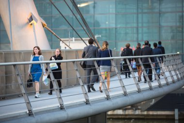Londra, İngiltere - 7 Eylül, 2015: Canary Wharf iş hayatına. İş insanlar eve iş günü sonra.