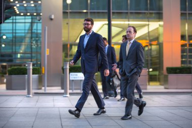 Londra, İngiltere - 7 Eylül, 2015: Canary Wharf iş hayatına. İş insanlar eve iş günü sonra.