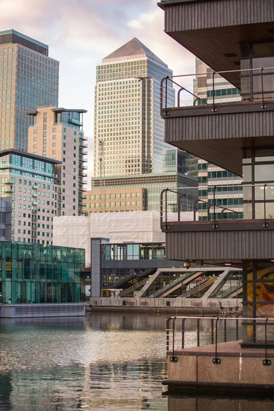 LONDRES, ROYAUME-UNI - 7 SEPTEMBRE 2015 : gratte-ciel de Canary Wharf au coucher du soleil. Vie nocturne du quartier des affaires — Photo