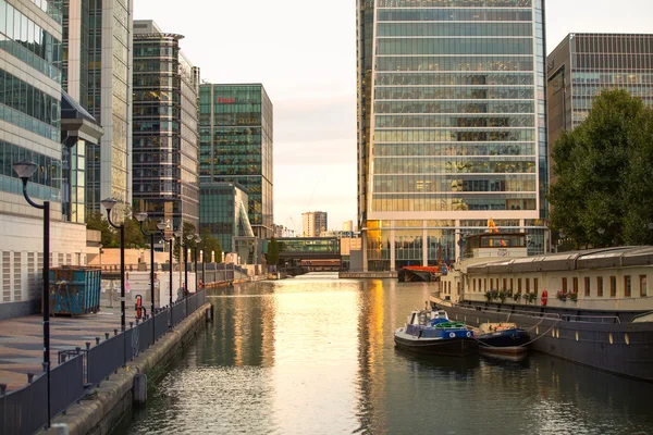 LONDON, UK - 7 SEPTEMBER, 2015: Canary Wharf skyscrapers at sunset reflection. Evening life of Business district — Stock Photo, Image