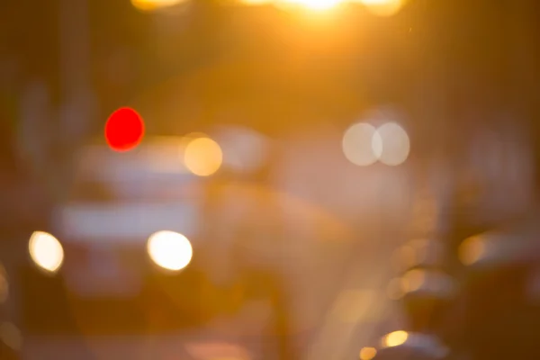 Sonnenuntergang in London. Hintergrund verschwimmen unter anderem Straße und Ampel — Stockfoto