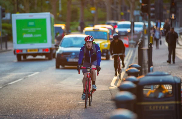 LONDON, UK - 7 SEPTEMBER, 2015: Londoners commuting from work by bike. Road view with cars and cyclers — Stock Photo, Image