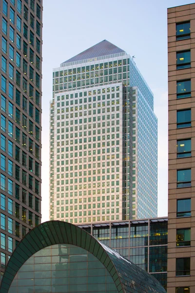 LONDRA, UK - 7 SETTEMBRE 2015: Grattacieli Canary Wharf alla riflessione del tramonto. Vita serale del quartiere degli affari — Foto Stock