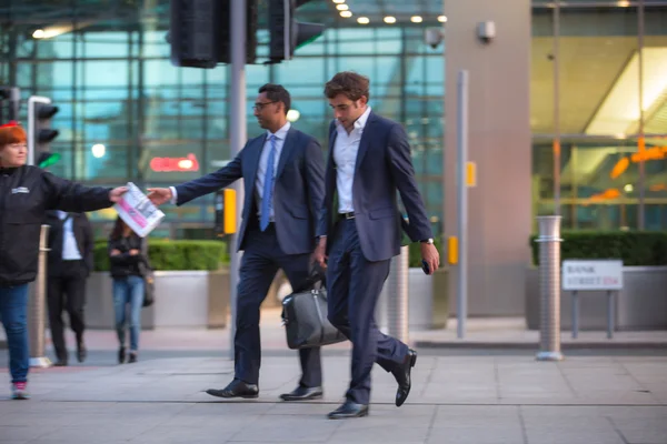 LONDON, UK - 7 SEPTEMBER, 2015: Canary Wharf business life. Business people going home after working day. — Stock Photo, Image