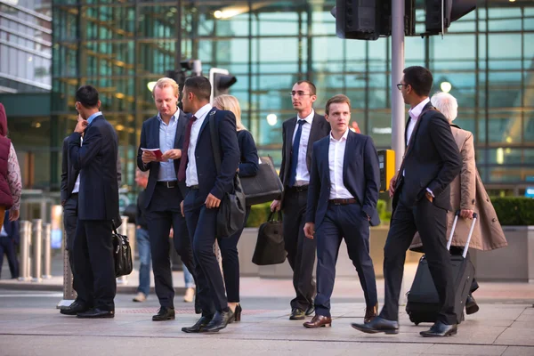 LONDRES, Reino Unido - 7 DE SEPTIEMBRE DE 2015: Canary Wharf business life. Gente de negocios va a casa después de la jornada laboral . —  Fotos de Stock