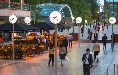 Londra, İngiltere - 7 Eylül, 2015: Canary Wharf iş hayatına. İş insanlar eve iş günü sonra.