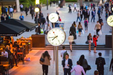 Londra, İngiltere - 7 Eylül, 2015: Canary Wharf iş hayatına. İş insanlar eve iş günü sonra.