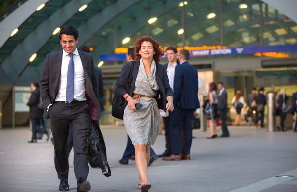 London, Verenigd Koninkrijk - 7 September, 2015: Canary Wharf zakelijke leven. Business mensen naar huis na werkdag. — Stockfoto