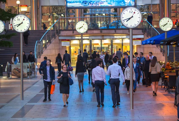 LONDRES, Reino Unido - 7 DE SEPTIEMBRE DE 2015: Canary Wharf business life. Gente de negocios va a casa después de la jornada laboral . — Foto de Stock