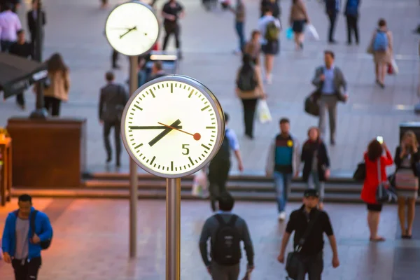 LONDON, UK - 7 SEPTEMBER, 2015: Canary Wharf business life. Business people going home after working day. — Stock Photo, Image