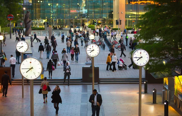 LONDRA, UK - 7 SETTEMBRE 2015: Canary Wharf business life. Gli uomini d'affari tornano a casa dopo una giornata di lavoro . — Foto Stock