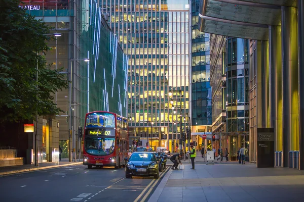 LONDRA, Regno Unito - 7 SETTEMBRE 2015: Canary Wharf, vista sulla strada della banca superiore di notte con auto e taxi — Foto Stock