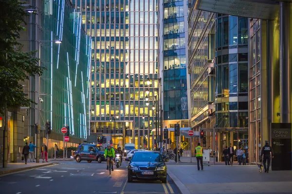 LONDRES, ROYAUME-UNI - 7 SEPTEMBRE 2015 : Canary Wharf, vue de la rive supérieure de la rue dans la nuit avec des voitures et des taxis — Photo