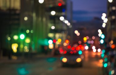 Şehir ışıkları arka plan bulanıklık. Londra, gece hayatı Canary Wharf. Trafik, yollar, fenerler ve ofis binaları yaktı