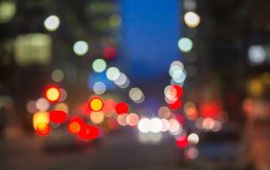 Şehir ışıkları arka plan bulanıklık. Londra, gece hayatı Canary Wharf. Trafik, yollar, fenerler ve ofis binaları yaktı