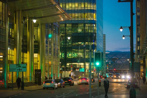 London, Storbritannien - 7 September, 2015: Canary Wharf, övre bank Gatuvy i natt med bilar och taxi — Stockfoto