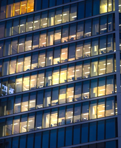 LONDRES, Reino Unido - 7 DE SETEMBRO DE 2015: As janelas do escritório do Canary Wharf iluminaram-se durante a noite . — Fotografia de Stock