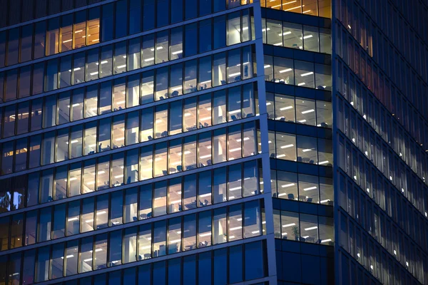 LONDRES, Reino Unido - 7 DE SETEMBRO DE 2015: As janelas do escritório do Canary Wharf iluminaram-se durante a noite . — Fotografia de Stock