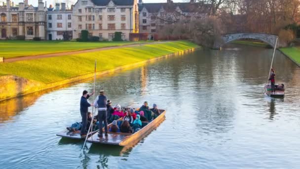 Cambridge, Egyesült Királyság - január 18, 2015-re: A Cam-folyóra és a turista hajók — Stock videók