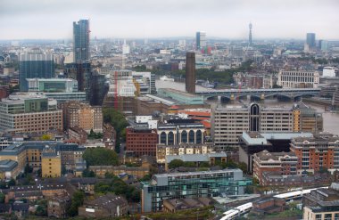 Londra, İngiltere - 17 Eylül 2015: Londra panorama ofis binaları ve Vinçler
