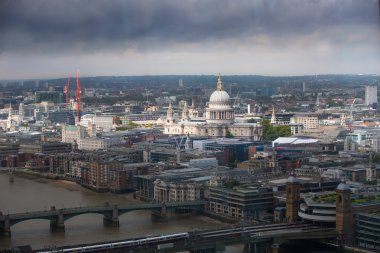 Londra, İngiltere - 17 Eylül 2015: Londra panorama Thames Nehri, köprüler ve Canary Wharf bankacılık ve iş bölgesi ile