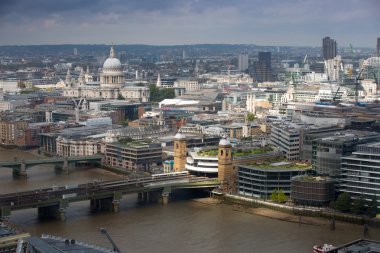 Londra, İngiltere - 17 Eylül 2015: Londra panorama Thames Nehri, köprüler ve Canary Wharf bankacılık ve iş bölgesi ile