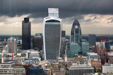 Londra, İngiltere - 17 Eylül 2015: City of London panorama modern gökdelenler ile. Kornişon, telsiz, Tower 42, Lloyds Bankası. İş ve bankacılık ARIA