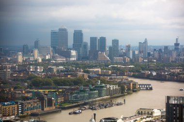 Londra, İngiltere - 17 Eylül 2015: Londra panorama Thames Nehri, köprüler ve Canary Wharf bankacılık ve iş bölgesi ile