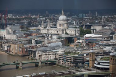 Londra, İngiltere - 17 Eylül 2015: Londra panorama Thames Nehri, köprüler ve Canary Wharf bankacılık ve iş bölgesi ile