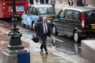 Londra, İngiltere - 17 Eylül 2015: Yağmur sonra banka sokakta yürürken işadamı