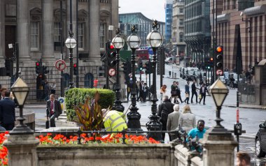 Londra, İngiltere - 17 Eylül 2015: City of London. İngiltere Bankası'kare görünümü ile lots-in insanlar yağmur sonra
