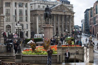 Londra, İngiltere - 17 Eylül 2015: City of London. İngiltere Bankası'kare görünümü ile lots-in insanlar yağmur sonra