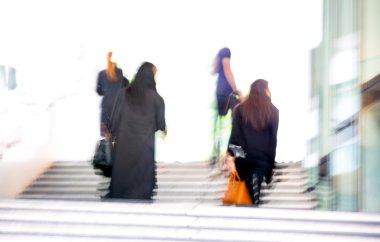 Yürüyen merdiven için insanlar, arka plan bulanıklık. Londra