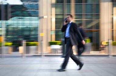 Londra, İngiltere - 21 Mayıs 2015: banka sokakta yürürken işadamları.