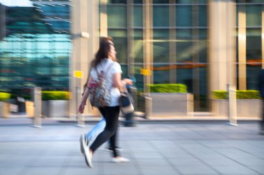 Londra, İngiltere - 21 Mayıs 2015: banka sokakta yürüyen genç kadın.