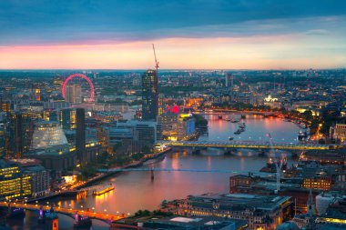 Londra gün batımında. Şehir arka plan. Gece ışıkları Westminster yan