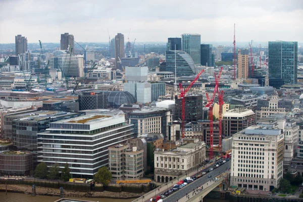 LONDON, Marea Britanie - 17 SEPTEMBRIE 2015: Panorama Londrei cu clădiri de birouri și macarale — Fotografie, imagine de stoc