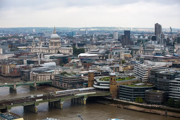 Londra, İngiltere - 17 Eylül 2015: Londra panorama ofis binaları ve Vinçler