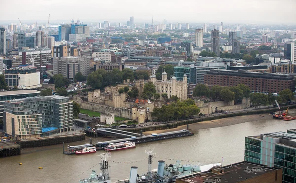 LONDRES, Reino Unido - SETEMBRO 17, 2015: Torre de Londres e Rio Tâmisa — Fotografia de Stock