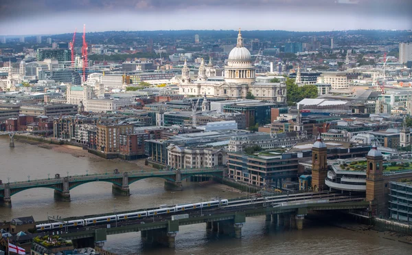 London, Storbritannien - 17 September 2015: London panorama med floden Themsen, broar och Canary Wharf bank- och affärsdistriktet — Stockfoto