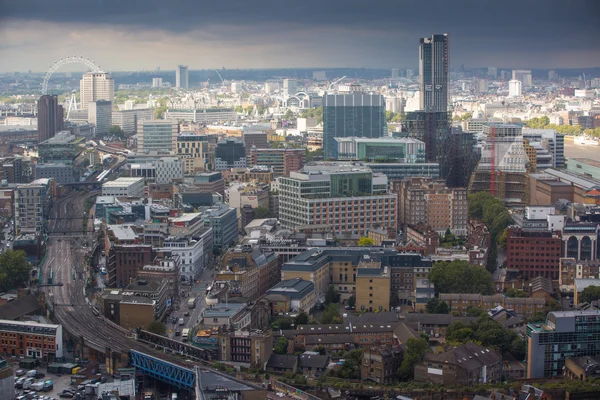 Londra, İngiltere - 17 Eylül 2015: City of London panorama modern gökdelenler ile. Kornişon, telsiz, Tower 42, Lloyds Bankası. İş ve bankacılık ARIA — Stok fotoğraf