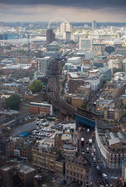 Londra, İngiltere - 17 Eylül 2015: City of London panorama modern gökdelenler ile. Kornişon, telsiz, Tower 42, Lloyds Bankası. İş ve bankacılık ARIA — Stok fotoğraf