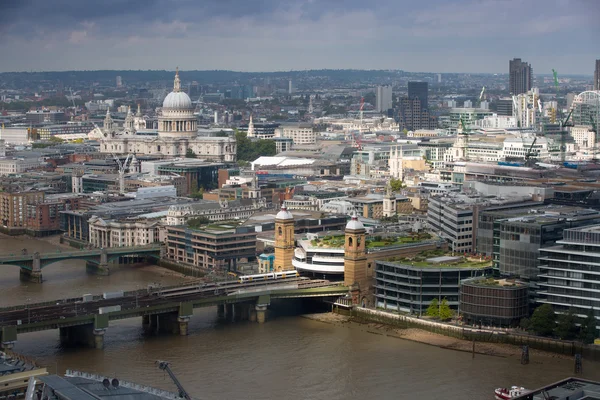 ลอนดอน, สหราชอาณาจักร 17 กันยายน 2015: พาโนรามาลอนดอนกับแม่น้ําเทมส์, สะพานและ Canary Wharf ธนาคารและเขตธุรกิจ — ภาพถ่ายสต็อก