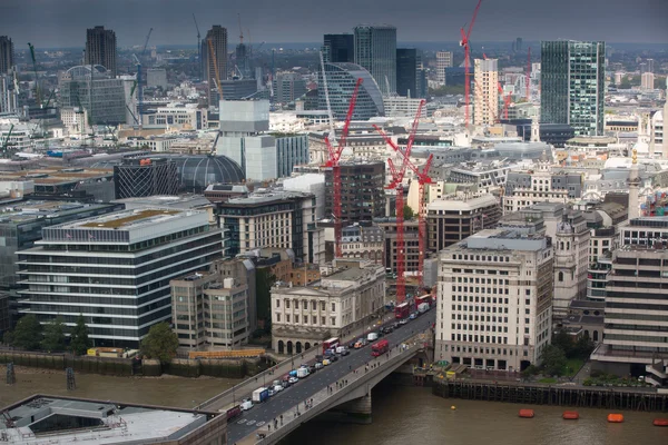 ЛОНДОН, Великобритания - 17 сентября 2015 г.: Лондонская панорама с офисными зданиями и кранами — стоковое фото