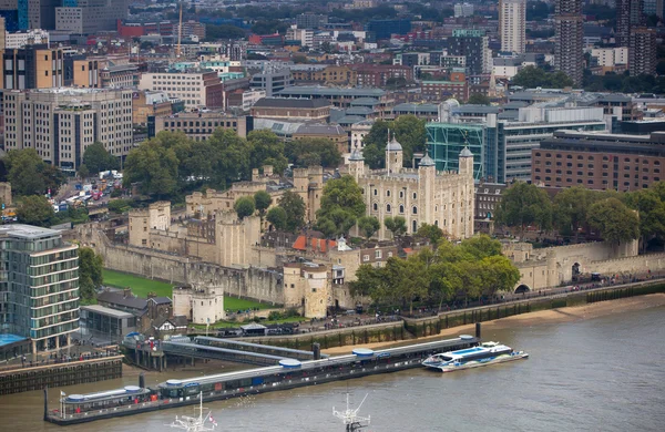 Londýn, Velká Británie - 17 září 2015: Tower of London a řeky Temže — Stock fotografie