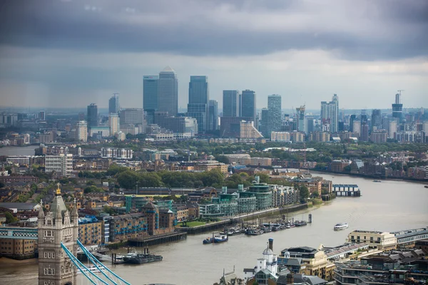 ЛОНДОН, Великобритания - 17 СЕНТЯБРЯ 2015 г.: Лондонская панорама с рекой Темза, мостами и банковским и деловым районами Кэнэри-Уорф — стоковое фото