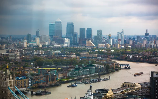 LONDRES, Reino Unido - 17 de septiembre de 2015: Panorama de Londres con el río Támesis, puentes y distrito bancario y de negocios de Canary Wharf — Foto de Stock