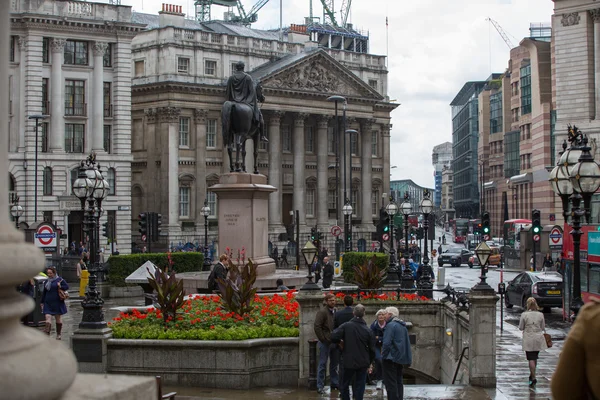 LONDRES, ROYAUME-UNI - 17 SEPTEMBRE 2015 : Ville de Londres. Banque d'Angleterre vue carrée après la pluie avec beaucoup de gens — Photo