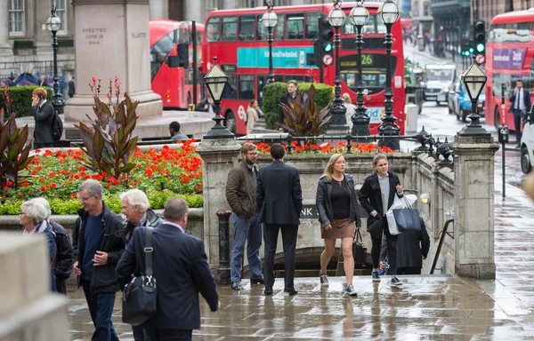 ЛОНДОН, Великобритания - 17 СЕНТЯБРЯ 2015 г.: Лондонский Сити. Вид на площадь Банка Англии после дождя с большим количеством людей — стоковое фото